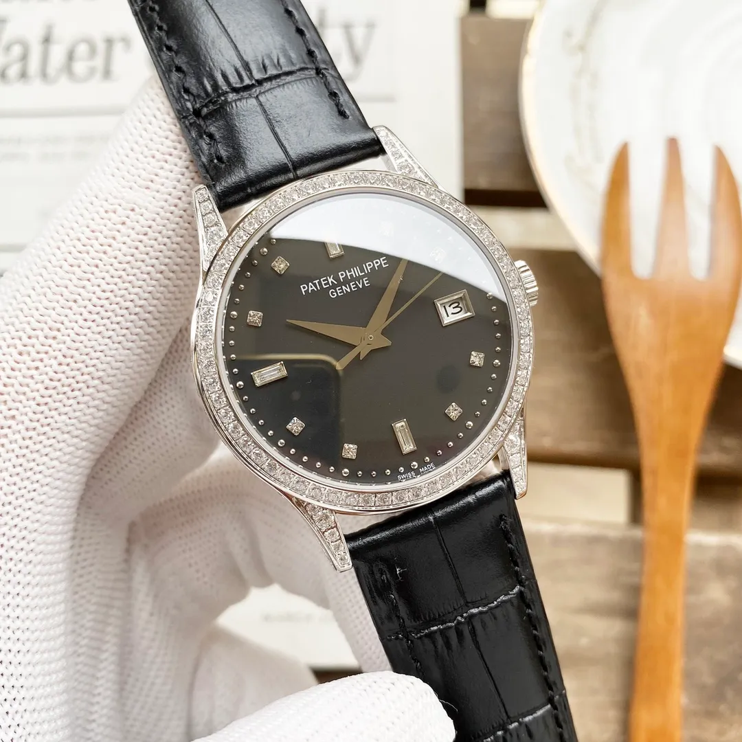 【Top replica】💰3500! Patek Philippe Classic Watch Series——5296. Platinum V8 upgraded version! [Details are upgraded as follows] Using the finest diamonds, luxury diamonds, the watch size is 38mmX9mm, thin and quality 1. Improve the details of the case, improve the polishing quality, and exclusively restore the perfect proportions and unique texture of the genuine product. 2. The scales and hands are enhanced with the latest precious metal plating technology, which makes the effect even better! 3. "Pot lid type" slightly convex sapphire watch mirror, the shape is consistent with the original product, the effect is transparent, and the time is clear. [Leading the era of all-in-one computers] Using a customized version of Cal.9015 - thinner, more stable, and more like. [Strap] Classic Italian calfskin strap with clear texture and high quality. The pin buckle is polished neatly and brightly, and it is universal and original without any pressure. So noble, classic and timeless, once you have it, there is nothing else to ask for.